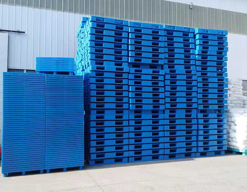 塑料托盤堆疊.jpg 塑料托盤堆疊.jpg