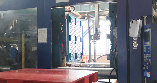 塑料托盤是這樣生產(chǎn)的，工廠師傅告訴你！