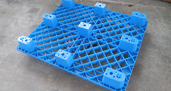 林輝塑料托盤廠家--梅雨季節(jié)該如何選擇塑料托盤？